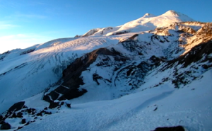 Веб камера на канатной Станции Мир показывает вид на гору Эльбрус