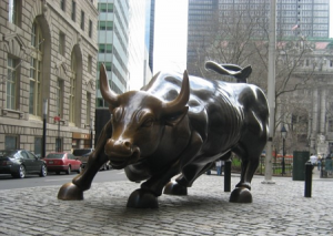 Статуя Атакующий бык на Уолл-стрит в Нью-Йорке