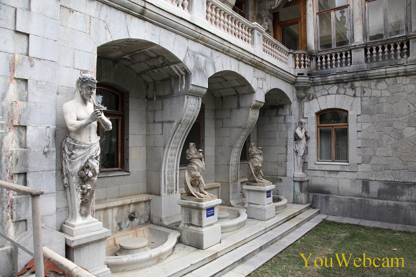 Скульптуры дворца