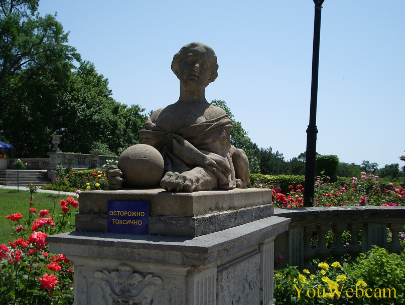 Скульптура свинкса на территории парка дворца