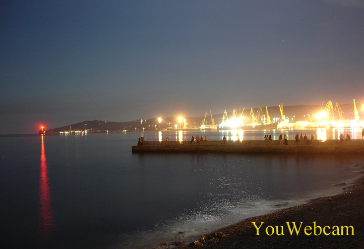 Вид порта в Феодосии ночью