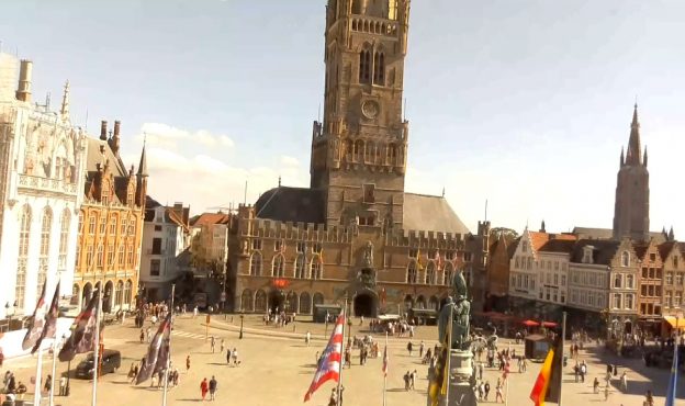 Веб камера показывает Рыночную площадь города Брюгге в Бельгии