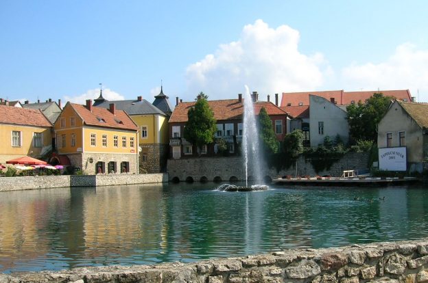 Озеро Малом в городе Тапольца