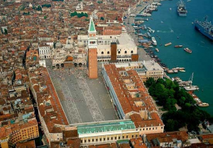 Площадь Сан Марко в Венеции в Италии с часовой башни