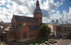 Домская площадь и Домский собор в Риге в Латвии