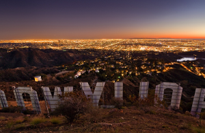 Знак Голливуда и Лос-Анжелес с высоты