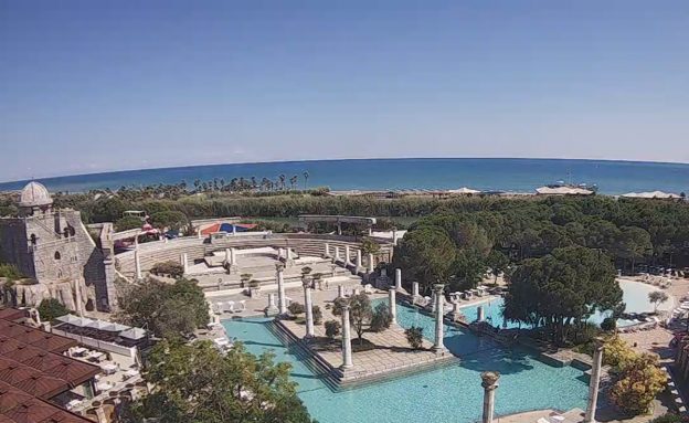 Веб камера показывает бассейн курортного отеля Xanadu в Анталии Бассейн курортного отеля Xanadu в Анталии