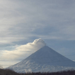 Веб камера показывает пейзаж и Ключевской вулкан из поселка Ключи на Камчатке