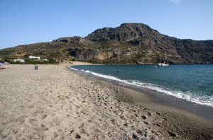 Пляж в поселке Плакиас на острове Крит в Греции