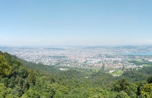 Вид с горы Утлиберг на город Цюрих в Швейцарии