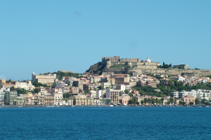 Побережье города Милаццо на Сицилии в Италии