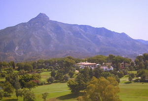 Гора Сьерра-Бланка и гольф клуб в городе Марбелья в Испании