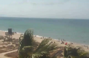 Побережье и пляж Лос-Лансес у города Тарифа в Испании