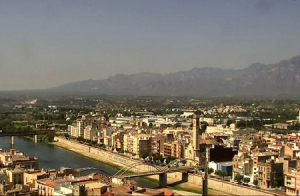 Панорама города Тортоса и река Эбро в Каталонии в Испании
