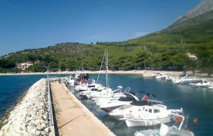 Стоянка для яхт в поселке Живогошче в Хорватии