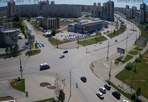 Перекресток улиц Братьев Кашириных и Салавата Юлаева в Челябинске