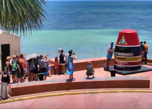 Монумент буйка в городе Ки-Уэст на архипелаге Флорида-Кис