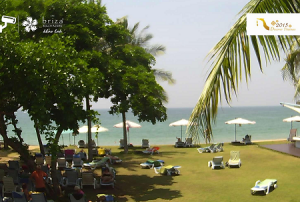 Пляж отеля The Briza Beach Resort в городе Пхангнга в Тайланде