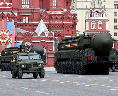 Веб камеры показывают проход военное техники по улицам Москвы
