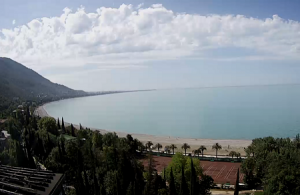 Пляж санатория Челюскинцев в Гаграх в Абхазии