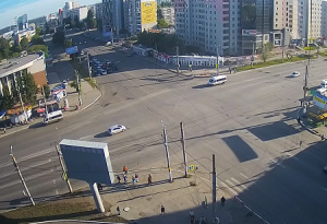 Перекресток проспекта Комсомольский и улицы Молодогвардейцев в Челябинске