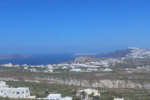 Панорама поселка Пиргос Каллистис на острове Санторини в Греции