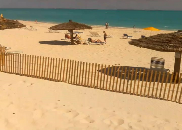 Веб камера показывает пляж Treasure Cay на острове Абако на Багамских Островах Пляж Treasure Cay на острове Абако на Багамских Островах