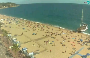 Побережье и главный пляж Льорет-де-Мар в Каталонии в Испании