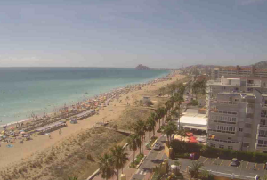 Пляж курорта Пеньискола в Валенсии в Испании