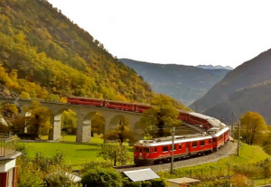Пассажирский поезд Бернина экспресс в Швейцарии