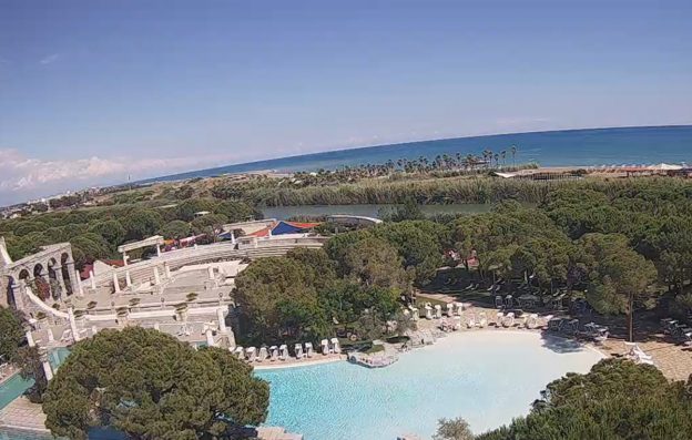 Веб камера показывает амфитеатр на территории отеля Xanadu Resort в Анталии в Турции Амфитеатр отеля Xanadu Resort в Турции