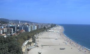 Пляж курортного города Калелья в Каталонии в Испании
