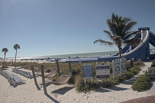 Веб камера показывает водную горку отеля TradeWinds Island Grand в Сент-Пит-Бич в США Водная горка отеля TradeWinds Island Grand в Сент-Пит-Бич в США