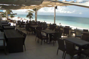 Веб камера Каймановы острова, Джорджтаун, ресторан Royal Palms Beach Club, побережье