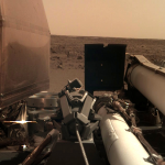 Веб камера зонда InSight показывает поверхность Марса
