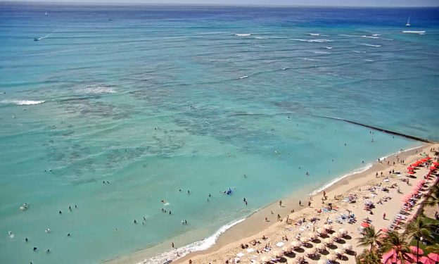 Веб камера показывает пляж Вайкики из отеля The Royal Hawaiian, a Luxury Collection Resort, Waikiki в Гонолулу на Гавайских островах Пляж Вайкики из отеля The Royal Hawaiian, a Luxury Collection Resort, Waikiki