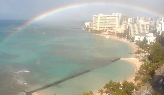 Веб камера показывает пляж Вайкики из отеля Waikiki Beach Marriott Resort & Spa в Гонолулу на Гавайских островах Пляж Вайкики из отеля Waikiki Beach Marriott Resort & Spa в Гонолулу