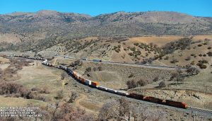 Железная дорога в горах Техачапи в Калифорнии