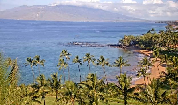 Веб камера показывает вид из отеля Wailea Beach Resort на острове Мауи Пляж Улуа Бич из отеля Wailea Beach Resort на острове Мауи