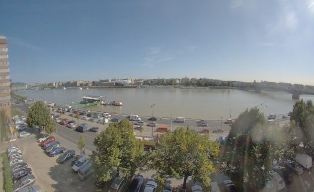 Веб камера показывает реку Дунай в Будапеште Река Дунай в Будапеште