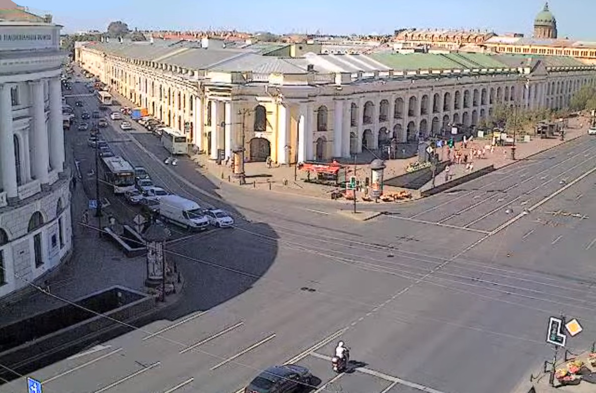 Веб камеры петербурга в реальном. Веб камера Питер Гостиный двор. Веб камера на Невском проспекте Гостиный двор. Камера Гостиный двор СПБ. Веб камера Гостиного двора СПБ.