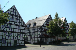 Главная площадь в городе Хильхенбах в Германии