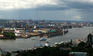 Веб камера показывает порт Гамбурга в Германии