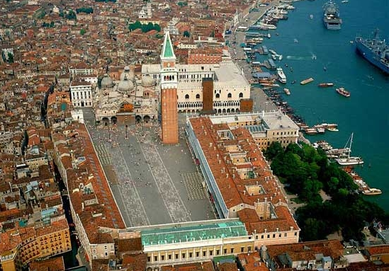 Площадь Сан Марко в Венеции с часовой башни