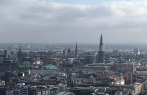 Обзорная веб камера показывает Гамбург с крыши небоскреба