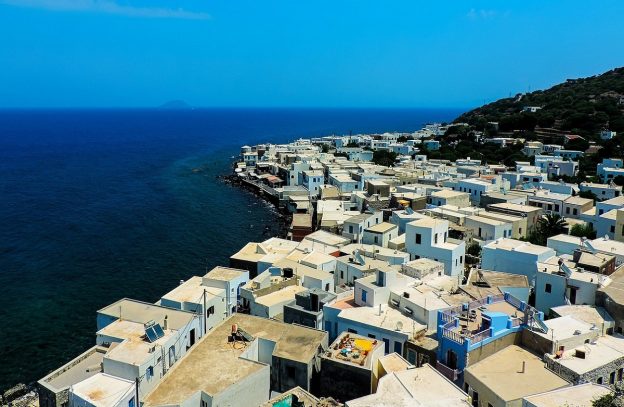 Панорама города Мандраки на острове Нисирос в Греции