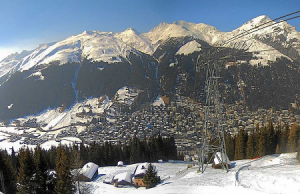 Веб камера показывает горнолыжный подъемник в Давосе в Швейцарии