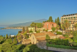Побережье курорта Таормина на Сицилии в Италии с отеля Villa Carlotta