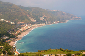 Панорама курорта Таормина на Сицилии в Италии