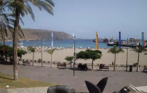 Пляж Плайя де лос Кристианос в городе Лос-Кристианос на острове Тенерифе в Испании